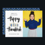 Happy Hanukkah Candles | Feestdagen verticale foto Kaart<br><div class="desc">Festive Hanukkah Holiday foto-wenskaart met uw beste portretfoto en "happy hanukkah" in hand geschreven stijl penseeltypografie en kaarsen in tinten van blues en geel. Pas de douanetekst met jouw naam en jaar aan. Kaarten keren terug naar een patroon van sterren met een gecoördineerde blauwe achtergrond.</div>