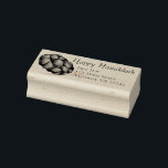 Happy Hanukkah Chanukah Challah Bread Loaf Adres Rubberstempel<br><div class="desc">Met het rubberstempel wordt een originele markeringsafbeelding van een brood met challah-brood weergegeven. Ideaal voor Hanukkah! Pas uw adresgegevens gewoon aan.</div>