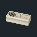 Happy Hanukkah Chanukah Challah Bread Loaf Adres Rubberstempel<br><div class="desc">Met het rubberstempel wordt een originele markeringsafbeelding van een brood met challah-brood weergegeven. Ideaal voor Hanukkah! Pas uw adresgegevens gewoon aan.</div>