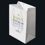 Happy Hanukkah Chanukah Holiday Gift Bag Medium Cadeauzakje<br><div class="desc">Faux-gesimuleerde goudfolie vormen een onderdeel van dit ontwerp. Pas de aangepaste tekst hierboven aan. U kunt extra coördinerende punten in ons "Happy Hanukkah Chanukah" collectie vinden.</div>