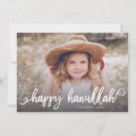 Happy Hanukkah Chic Script Typografie Foto Feestdagenkaart<br><div class="desc">Deze gepersonaliseerde Hanukkah fotokaart kenmerkt uw foto met modern en gewaagd borstelmanuscript. Het omgekeerde kenmerkt een geborsteld puntpatroon.</div>