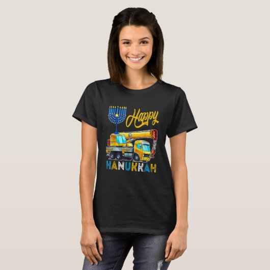 Happy Hanukkah Crane Truck Carrying Jewish Menorah T-shirt (Voorkant volledig)