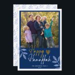 Happy Hanukkah Dark Blue Photo Holiday Feestdagenkaart<br><div class="desc">Dit wenskaart Hanukkah heeft een vierkante foto en trendy handgeschreven tekst "Happy Hanukkah" op een donkerblauwe achtergrond. Het ontwerp is voorzien van lichtblauwe bladeren.</div>
