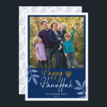 Happy Hanukkah Dark Blue Photo Holiday Feestdagenkaart<br><div class="desc">Dit wenskaart Hanukkah heeft een vierkante foto en trendy handgeschreven tekst "Happy Hanukkah" op een donkerblauwe achtergrond. Het ontwerp is voorzien van lichtblauwe bladeren.</div>