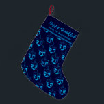 HAPPY HANUKKAH Dreidel Gepersonaliseerd BLUE CYAN Kleine Kerstsok<br><div class="desc">Donkerblauw HAPPY HANUKKAH met een cyaan blauw DREIDEL patroon.. De placeholder tekst is klantgericht zodat kunt u jouw naam toevoegen of de groet veranderen. Hetzelfde ontwerp staat op de achterzijde. Het is een goede manier om je kleine Hanoekagiften te cadeaus. Ook ideaal voor mensen die graag Hanuakkah en kersttradities (Chrismukkah)...</div>
