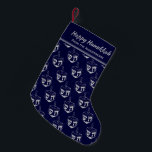 HAPPY HANUKKAH Dreidel Gepersonaliseerd DONKERBLAU Kleine Kerstsok<br><div class="desc">Donkerblauw HAPPY HANUKKAH kous met zilvergrijs DREIDEL patroon. De tekst voor de plaatsaanduiding is aanpasbaar, zodat u jouw namen kunt toevoegen of de begroeting kunt wijzigen. Hetzelfde ontwerp staat op de keerzijde. Ideale manier om uw kleine Chanoeka-geschenken te cadeaus. Ook ideaal voor diegenen die graag Chanoeka en kersttradities (Christusmukkah) combineren....</div>