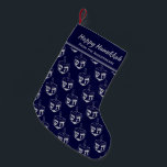 HAPPY HANUKKAH Dreidel Gepersonaliseerd DONKERBLAU Kleine Kerstsok<br><div class="desc">Donkerblauw HAPPY HANUKKAH kous met zilvergrijs DREIDEL patroon. De tekst voor de plaatsaanduiding is aanpasbaar, zodat u jouw namen kunt toevoegen of de begroeting kunt wijzigen. Hetzelfde ontwerp staat op de keerzijde. Ideale manier om uw kleine Chanoeka-geschenken te cadeaus. Ook ideaal voor diegenen die graag Chanoeka en kersttradities (Christusmukkah) combineren....</div>