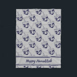 HAPPY HANUKKAH Dreidel Modern SILVER GRAY Navy Fleece Deken<br><div class="desc">Modern Silver Grey FLEECE BLANKET om HANUKKAH te vieren. Zilver grijs en marinekleurthema met meer dan middernacht blauwe DREIDEL-afdruk. Er is aanpasbare placeholder tekst die HAPPY HANUKKAH zegt zodat kunt u met uw eigen groet en/of naam (van gelijkaardige lengte) personaliseren. De gelijke huisdecor en andere punten zijn beschikbaar in het...</div>