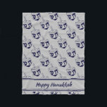 HAPPY HANUKKAH Dreidel Modern ZILVER GRIJS Marine Fleece Deken<br><div class="desc">Moderne zilvergrijze FLEECE DEKEN om HANUKKAH te vieren. Zilvergrijs en marinegrijs kleurenthema met meer dan middernachtblauw DREIDEL print. Er is een aanpasbare plaatsaanduiding tekst die zegt HAPPY HANUKKAH, zodat u kunt personaliseren met uw eigen begroeting en / of naam (van vergelijkbare lengte). Bijpassende woondecoratie en andere items zijn verkrijgbaar in...</div>