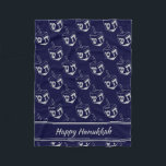 HAPPY HANUKKAH Dreidel NAVY GRAY Fleece Deken<br><div class="desc">Stijlvolle middernacht marineblauw CUBE POUF om HANUKKAH te vieren. Zeemacht en zilver grijs kleurenthema met overal een zilvergrijze DREIDEL-afdruk. Er is aanpasbare placeholder tekst die HAPPY HANUKKAH zegt zodat kunt u met uw eigen groet en/of naam (van gelijkaardige lengte) personaliseren. De gelijke huisdecor en andere punten zijn beschikbaar in het...</div>