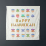Happy Hanukkah Dreidels en Stars Wandkleed<br><div class="desc">Een feestelijk geometrisch Happy Chanoeka-ontwerp met kleurrijke dreidels en sterren. Een modern,  niet-traditioneel ontwerp met gestileerde dreidels en Star of David-vormen.</div>