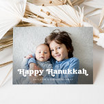 Happy Hanukkah | Eenvoudige Boho-fotobedekking Feestdagenkaart<br><div class="desc">Deze eenvoudige en stijlvolle fotokaart is voorzien van een grillige,  boho witte tekstbedekking die "Happy Hanukkah" zegt,  met ruimte voor uw favoriete persoonlijke foto. De achterkant van de kaart is blauw.</div>