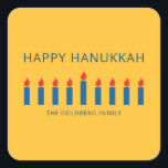 Happy Hanukkah | Eenvoudige en moderne kaarsengroe Vierkante Sticker<br><div class="desc">Dit is een eenvoudig,  minimalistisch en modern ontwerp van de Menorah- of tempelkandelaars.</div>