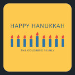 Happy Hanukkah | Eenvoudige en moderne kaarsengroe Vierkante Sticker<br><div class="desc">Dit is een eenvoudig,  minimalistisch en modern ontwerp van de Menorah- of tempelkandelaars.</div>