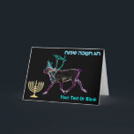 Happy Hanukkah - Electric Cariou Feestdagen Kaart<br><div class="desc">Chanoekah begroet de Bevroren Chosen. Een heldere,  neonachtige weergave van een karibou,  ook wel rendier genoemd. Een Chanukkah menorah verschijnt samen met een Hebreeuwse tekst die leest: "ח ה ש מ נ Samanukkah" (Chag elke - Happy Hanukkah). Voeg je eigen aanvullende tekst toe. Geïnspireerd door de noordelijke lichten.</div>