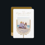 Happy Hanukkah Elegant Golden Menorah Photo Arch Feestdagenkaart<br><div class="desc">Gelukkig Hanukkah, stuur je Hanukkah-wensen naar je familie en vrienden met onze prachtige en elegante aanpasbare fotokaart. Ons ontwerp is voorzien van onze prachtige, handgetekende menorakandelen en bladelementen in faux goud ter versiering van de randen van het lijst van de familieboogfoto. "Happy Hanukkah" is geschreven in een mooi en elegant...</div>