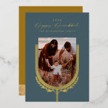 Happy Hanukkah Elegant Golden Menorah Photo Arch Folie Feestdagenkaart<br><div class="desc">Happy Hanukkah, stuur je Hanukkah-wensen naar je familie en vrienden met onze prachtige en elegante, aanpasbare gouden folie fotokaart. Ons ontwerp bevat onze prachtige, met de hand getekende menorakaars en bladelementen in gouden folie die de randen van het lijst van de boog van de familie versieren. "Happy Hanukkah" is geschreven...</div>