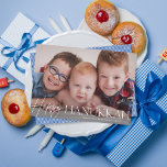 Happy Hanukkah Elegant Script Holiday-fotokaart Feestdagenkaart<br><div class="desc">Deze elegante, maar moderne Hanoekah-fotokaart bevat elegante witte typografie over een volledige, horizontale foto. De groet aan de voorkant zegt "Happy Hanukkah". Dit ontwerp past één enkele, horizontale foto op de voorzijde van de kaart aan. Aan de achterkant vindt u een eenvoudig blauw en wit diagonaal streeppatroon dat kan worden...</div>