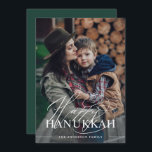 Happy Hanukkah | Elegant Script Photo Dark Green Feestdagenkaart<br><div class="desc">Deze eenvoudige en elegante Hanukkah-kaart zegt "Happy Hanukkah" in een mix van gedurfde moderne tekst en klassieke kalligrafie,  op een fotobedekking boven je favoriete familiefoto. De achterkant van de kaart is een donkere,  smaragdgroene kleur.</div>