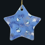 Happy Hanukkah Falling Star en Dreidels Keramisch Ornament<br><div class="desc">Je bekijkt het Lee Hiller Design Collectie. Apparel,  Gifts & Collectibles Lee Hiller Photography of Digital Art Collectie. Je kunt haar Natuur fotografie uitzichten op http://HikeOurPlanet.com/ en haar wandelende blog volgen in Hot Springs National Park.</div>