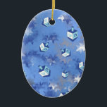 Happy Hanukkah Falling Star en Dreidels Keramisch Ornament<br><div class="desc">Je bekijkt het Lee Hiller Design Collectie. Apparel,  Gifts & Collectibles Lee Hiller Photography of Digital Art Collectie. Je kunt haar Natuur fotografie uitzichten op http://HikeOurPlanet.com/ en haar wandelende blog volgen in Hot Springs National Park.</div>