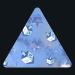 Happy Hanukkah Falling Star en Dreidels Sticker<br><div class="desc">Je bekijkt het Lee Hiller Design Collectie. Apparel,  Gifts & Collectibles Lee Hiller Photography of Digital Art Collectie. Je kunt haar Natuur fotografie uitzichten op http://HikeOurPlanet.com/ en haar wandelende blog volgen in Hot Springs National Park.</div>