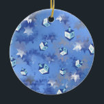 Happy Hanukkah Falling Stars and Dreidels Keramisch Ornament<br><div class="desc">Je bekijkt het Lee Hiller Design Collectie. Apparel,  Gifts & Collectibles Lee Hiller Photography of Digital Art Collectie. Je kunt haar Natuur fotografie uitzichten op http://HikeOurPlanet.com/ en haar wandelende blog volgen in Hot Springs National Park.</div>