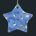 Happy Hanukkah Falling Stars and Dreidels Keramisch Ornament<br><div class="desc">Je bekijkt het Lee Hiller Design Collectie. Apparel,  Gifts & Collectibles Lee Hiller Photography of Digital Art Collectie. Je kunt haar Natuur fotografie uitzichten op http://HikeOurPlanet.com/ en haar wandelende blog volgen in Hot Springs National Park.</div>