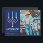 Happy Hanukkah Familie Foto Blauw Magnetische Kaar<br><div class="desc">Deze schattige,  trendy Happy Chanoeka magneetkaart is voorzien van een prachtige menora op een blauwe achtergrond met witte typografie. Deze prachtige magnetische kaart voor joodse fotovakantie is voorzien van uw kinder foto naast uw familienaam.</div>
