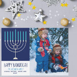 Happy Hanukkah familie Foto Blue Menorah Card<br><div class="desc">Deze schattige,  trendy Happy Hanukkah-kaart heeft een mooie menorah op een blauwe achtergrond. Deze prachtige joodse fotovakantiekaart is voorzien van uw eigen foto naast uw familienaam.</div>