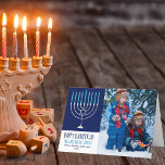 Happy Hanukkah Familie Foto Blue Menorah Folded Feestdagen Kaart<br><div class="desc">Deze schattige,  trendy Happy Hanukkah gevouwen kaart heeft een mooie menorah op een blauwe achtergrond. Deze prachtige joodse fotovakantiekaart is voorzien van uw eigen foto naast uw familienaam.</div>
