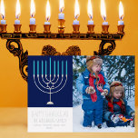 Happy Hanukkah familie Foto: Blue Menorah Silver Folie Feestdagenkaart<br><div class="desc">Deze schattige,  trendy Happy Hanukkah zilveren folie gevouwen kaart is voorzien van een prachtige menorah op een blauwe achtergrond. Deze prachtige joodse fotovakantiekaart is voorzien van uw eigen foto naast uw familienaam.</div>