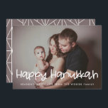 Happy Hanukkah-familiefoto Feestdagenkaart<br><div class="desc">Een moderne typografie voor dit collectie van fotokaarten. Aanpassen met je favoriete afbeelding. U kunt de kleur van de doopvont of de geometrische achtergrond in uw het houden van ook gemakkelijk veranderen.</div>
