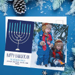 Happy Hanukkah Family Foto Cute Blue Menorah Briefkaart<br><div class="desc">Dit schattige,  trendy Happy Hanukkah-briefkaart is voorzien van een mooie menorah op een blauwe achtergrond naast je schattige kinder foto. Dit prachtige joodse fotovakantie-briefkaart is voorzien van je eigen foto naast je familienaam.</div>