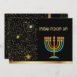 Happy Hanukkah Festival van Lights Gold Kaart<br><div class="desc">Uitnodiging Happy Hanukkah Festival of Lights. Mooie Joodse feestdag, Luxe Uitnodiging of Wenskaart. Happy Hanukkah - Hebreeuwse tekst (script) Joodse Holiday Hanukkah Bokeh licht de achtergrond aan met traditionele Chanoekijsymbolen - houten droidels (draaiend bovendeel), donuts, menorah, kaarsen, ster van David en gloeiende lichtpatronen, Gold Lijst. Hanoekah Festival Decoratie. Gepersonaliseerd. Sjabloon...</div>