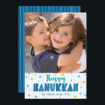 Happy Hanukkah Foto Gold Stars Modern Typografie Feestdagenkaart<br><div class="desc">"Happy Hanukkah." Fun, speelse, witte, handgemaakte typografie samen met een willekeurige ster van David-patroon in lichtblauw en faux gouden folie, allemaal overspelende lichtaquablauwe handlijnen op een witte achtergrond, samen met een foto van je keuze, help je je in Hanukkah te gebruiken. Handgetekende turkooislijnen bedekken een blauwe achtergrond op de rug...</div>