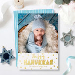 Happy Hanukkah Foto Modern Whimsical Real Gold Folie Feestdagenkaart<br><div class="desc">"Happy Hanukkah." Fun, speels, knappe handgemaakt echte gouden folie typografie en een willekeurige ster van David patroonbedekking een schone, witte achtergrond. Voeg de foto van uw keuze toe en help ons in Hanukkah met dit verbluffende, kleurrijke, persoonlijke wenskaart van echte gouden folie. De hand getrokken witte lijnen bedekken een lichte...</div>