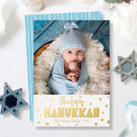 Happy Hanukkah Foto Modern Whimsical Real Gold Folie Feestdagenkaart<br><div class="desc">"Happy Hanukkah." Fun, speels, knappe handgemaakt echte gouden folie typografie en een willekeurige ster van David patroonbedekking een schone, witte achtergrond. Voeg de foto van uw keuze toe en help ons in Hanukkah met dit verbluffende, kleurrijke, persoonlijke wenskaart van echte gouden folie. De hand getrokken witte lijnen bedekken een lichte...</div>