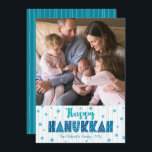 Happy Hanukkah Foto Moderne Blauwgroen Leuke Typog Feestdagenkaart<br><div class="desc">"Happy Hanukkah." Fun, speels, griezelige handgemaakte typografie samen met een willekeurige ster van David-patroon in lichtblauw, alle overspelende, lichtvaardige, blauw hand getrokken lijnen op een witte achtergrond samen met een foto van uw keuze, helpen u in Hanukkah te werken. De hand getrokken turquoise lijnen bedekken een blauwgroen blauwe achtergrond op...</div>