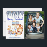 Happy Hanukkah-fotosjabloon Menorah Pine Drop Feestdagenkaart<br><div class="desc">Dit ontwerp kan op het gebied worden gepersonaliseerd dat door de foto en/of tekst te veranderen wordt verstrekt. Of het kan worden aangepast door te klikken deze Sjabloon personaliseert en dan de klik te kiezen om verdere optie aan te passen en de kleur van de achtergrond te schrappen of te...</div>