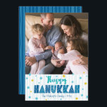 Happy Hanukkah Fototypografie Gouden Sterren Moder Feestdagenkaart<br><div class="desc">"Happy Hanukkah." Fun, speelse, witte, handgemaakte typografie samen met een willekeurige ster van David-patroon in lichtblauw en faux gouden folie, allemaal overspelende lichtaquablauwe handlijnen op een witte achtergrond, samen met een foto van je keuze, help je je in Hanukkah te gebruiken. Handgetekende turkooislijnen bedekken een blauwe achtergrond op de rug...</div>