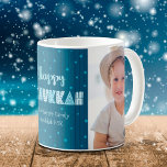 Happy Hanukkah Fun Typografie Ster van David Name Koffiemok<br><div class="desc">"Happy Hanukkah." Fun, witte, handgemaakte typografie, een willekeurige lichtblauwe ster van David-patroon, en middernacht blauw-navy-lijnen die een donkere blauwgroen blauwe achtergrond bedekken, samen met 2 foto's van uw keuze, helpen u in Hanukkah te werken. Voel de warmte en de vreugde van het vakantieseizoen aan wanneer u deze stijlvolle en moderne,...</div>