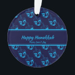 HAPPY HANUKKAH Gepersonaliseerd Dreidel Blue Cyan Ornament<br><div class="desc">Stijlvol, elegant ornament voor uw HANUKKAH-decor. Ontwerp shows een cyaan dreidel print in een betegelde patroon met aanpasbare plaatsaanduiding tekst die u kunt vervangen door uw eigen keuze van begroeting en tekst. Het kleurenschema is middernachtblauw en cyaan. Andere versies zijn beschikbaar. Bijpassende items zijn te vinden in het HANUKKAH Collectie...</div>