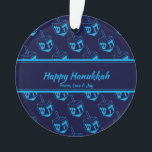 HAPPY HANUKKAH Gepersonaliseerd Dreidel Blue Cyan Ornament<br><div class="desc">Stijlvolle, elegante vormgeving voor uw HANUKKAH decor. Het ontwerp shows een cyaandroomdruk in een betegeld patroon met klantgerichte placeholder tekst die u met uw eigen keus van groet en tekst kunt vervangen. Het kleurenschema is middernacht blauw en cyaan. Andere versies zijn beschikbaar. Overeenkomende items kunnen worden gevonden in het HANUKKAH-Collectie...</div>