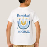 Happy Hanukkah Gepersonaliseerde Menorah Rainbow T-shirt<br><div class="desc">Onze gepersonaliseerde Rainbow Menorah Hanukkah Greeting T-Shirt heeft een populair Rainbow-ontwerp dat omdraait om een vrolijke Hanukkah/Chanoekah-menorah. Met een sproeier van joodse sterren van David is dit moderne ontwerp een mooie, leuke manier om familie en vrienden een Happy Hanukkah te wensen, waar je ook gaat. Alle tekst kan worden gepersonaliseerd/gewijzigd....</div>