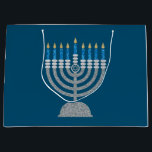 Happy Hanukkah Glitter Groot Cadeauzakje<br><div class="desc">Hanukkah 2022 begint in de avond van zondag 18 december en eindigt in de avond van maandag 26 december</div>