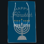 Happy Hanukkah Glitter Medium Cadeauzakje<br><div class="desc">Hanukkah 2022 begint in de avond van zondag 18 december en eindigt in de avond van maandag 26 december</div>