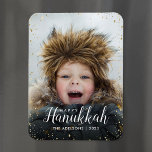 Happy Hanukkah | Glitz Faux Glitter Photo Overlay Magneet<br><div class="desc">Aangepaste fotomagneten voor vakanties met een eenvoudige sjabloon voor aanpassing. Dit stijlvolle moderne ontwerp heeft een faux glitter confetti border en stijlvolle kalligrafietekst. In de tekst staat "Hanukkah". Pas het aan met uw foto's en voeg uw familienaam en het jaar toe. Gebruik de ontwerphulpmiddelen om de tekst uit te geven,...</div>