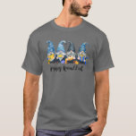 Happy Hanukkah Gnomes Menorah Dreidel Cute Gnome J T-shirt<br><div class="desc">Bekijk ons merk "Cute Hanukkah Gifts" om meer geweldige design te krijgen.Het coole joodse ontwerp is een grappig en leuk familievakantidee,  grappig humor Hanukkah-t-shirt voor vrienden,  moeder,  vader,  broer,  zus,  oma,  opa is een leuk vakantiekledingcadeau voor mannen,  vrouwen,  kinderen.</div>
