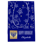 Happy Hanukkah. Gold Menorah | Aangepaste naam Medium Cadeauzakje (Voorkant)